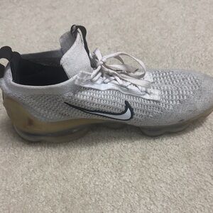 Nike Flyknit Sneakers in White and Black, more gray than white